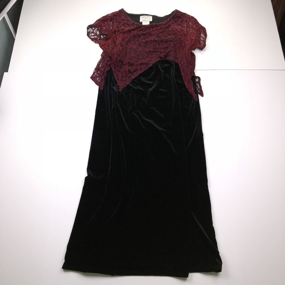 Appropriate Behavior Size 8P Burgundy Black Dress